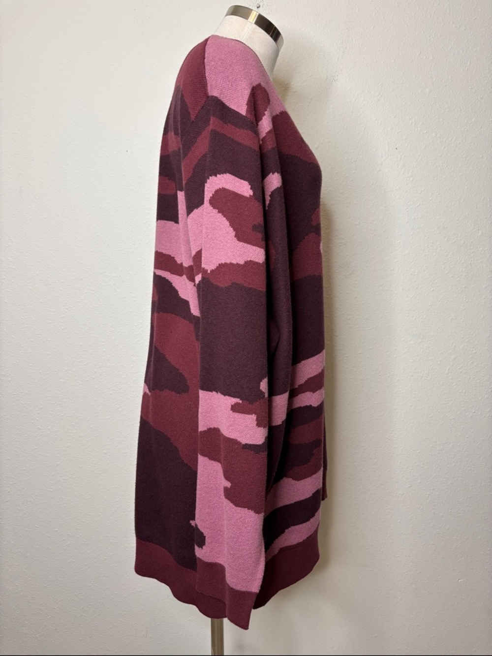 Belle by Kim Gravel size 2X Pink & Burgundy Camo V-Neck Sweater - Picture 4 of 7